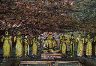 inside-of-dambulla-cave-temple