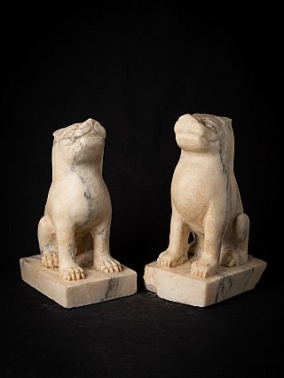 Set oude marmeren leeuwen