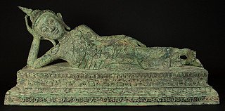Oude bronzen liggende Boeddha